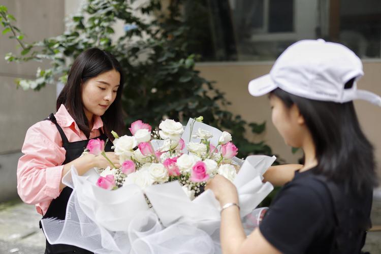 汕头鲜花上门养护团队专业:绿植养护全流程指南与避坑建议