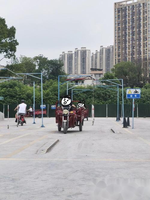 2026年果洛本地摩托车 D 证培训多少钱?正规驾校费用标准