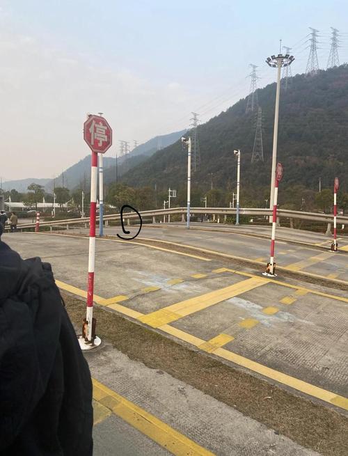 酒泉科二模拟考场怎么选？2026年驾考培训方案对比与避坑指南