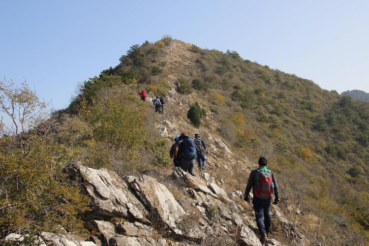 新乡附近户外结伴爬山前三推荐:正规组织与避坑指南