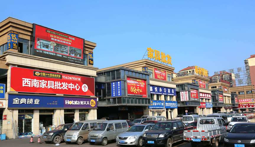 泸州市场旁商铺出售盘点:临街旺铺投资价值与核心商圈选房指南